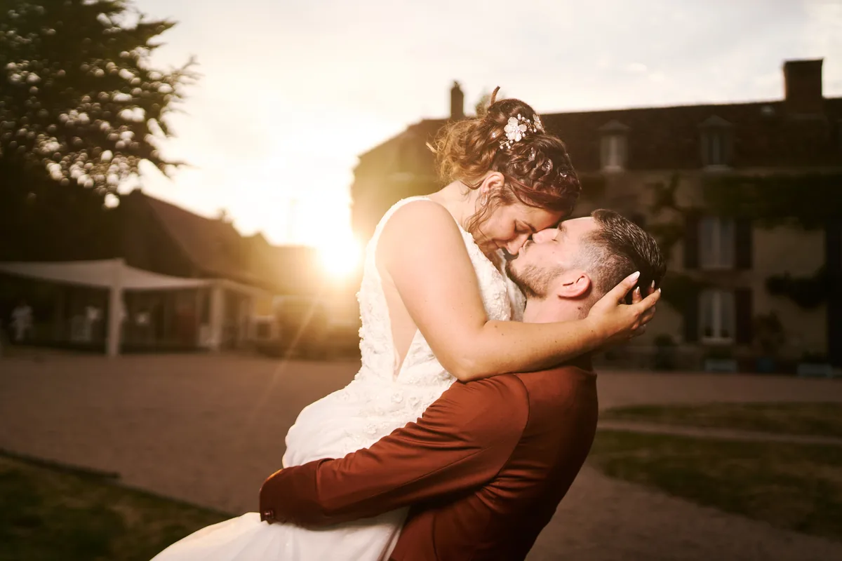 Couple de mariés en Limousin au coucher du soleil