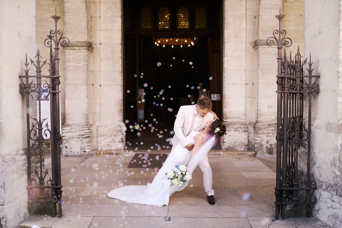 Mariés le jour de leur mariage devant un château en Haute-Vienne
